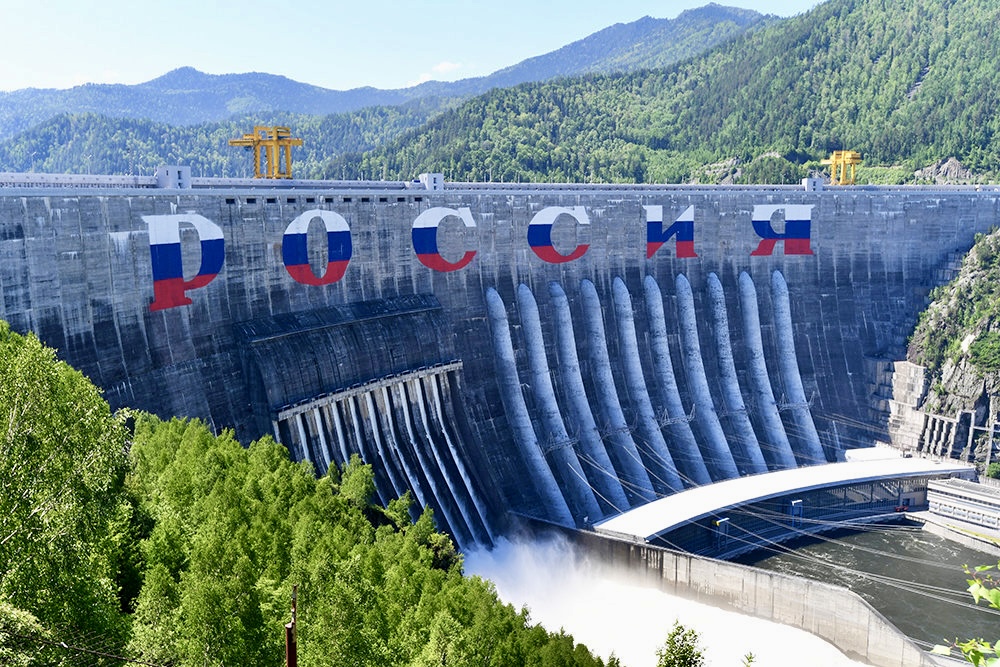 Надпись «Россия» на Саяно-Шушенской гидроэлектростанции